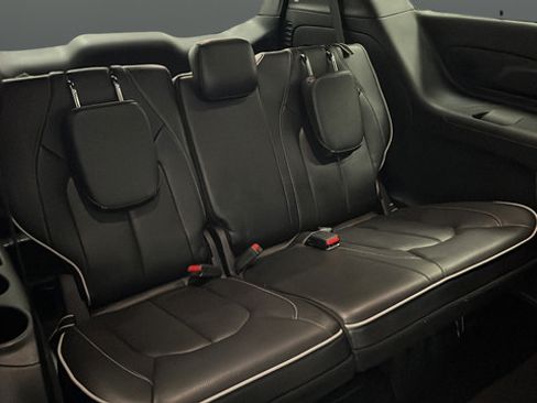 Used 2025 Chrysler Pacifica Limited FWD image 30