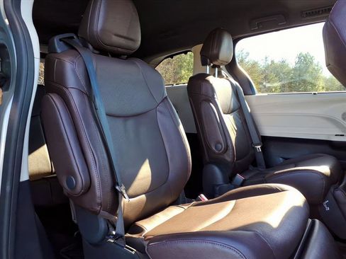 Certified 2024 Toyota Sienna Platinum image 15