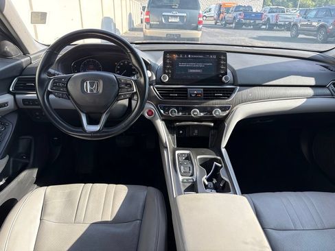Used 2018 Honda Accord Touring image 9