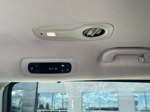 Used 2023 Chrysler Pacifica Touring-L FWD image 45