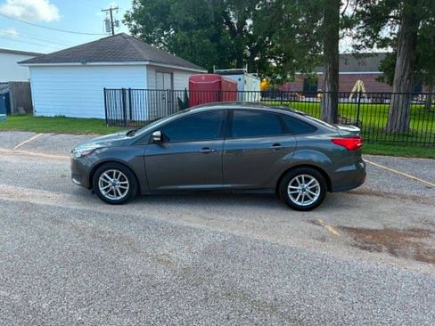Used 2017 Ford Focus SE FWD image 5