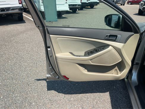 Used 2013 Kia Optima LX FWD image 9
