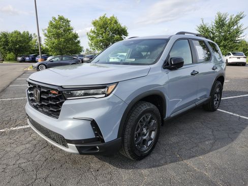 Used 2025 Honda Pilot TrailSport image 14