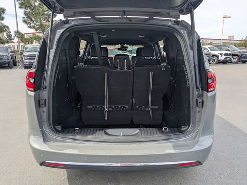 Used 2025 Chrysler Pacifica Select image 33