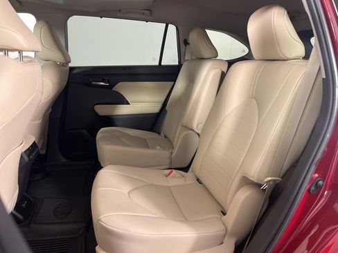 Certified 2023 Toyota Highlander XLE image 15