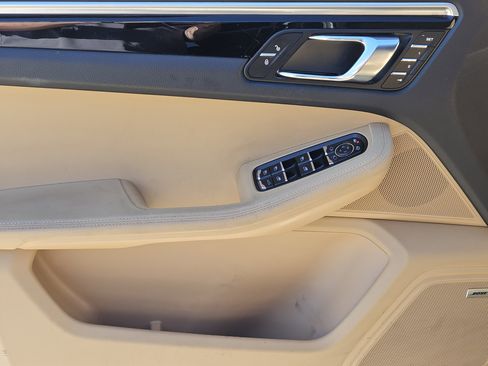 Certified 2018 Porsche Macan image 22