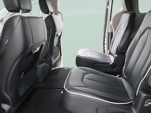 Used 2023 Chrysler Pacifica Limited AWD/4WD image 25