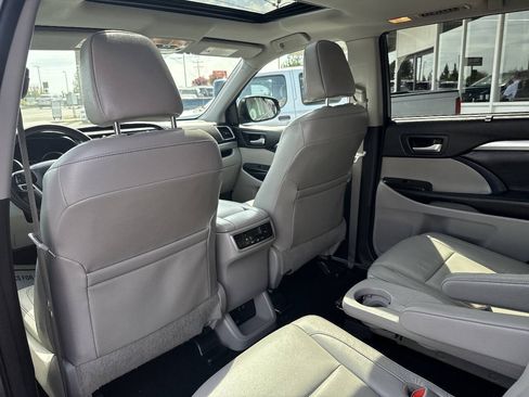 Used 2017 Toyota Highlander XLE AWD/4WD image 26