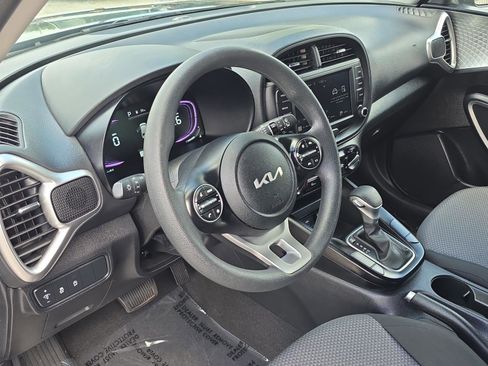 Used 2025 Kia Soul LX image 18