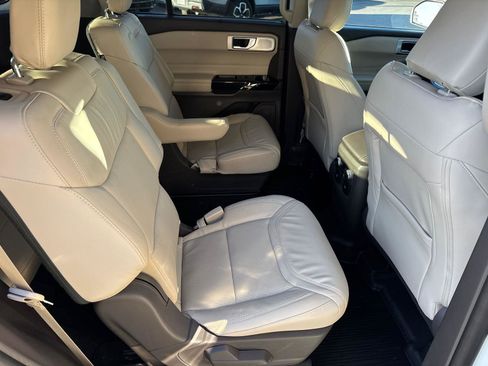 Certified 2022 Ford Explorer Platinum w/ Equipment Group 601A image 18