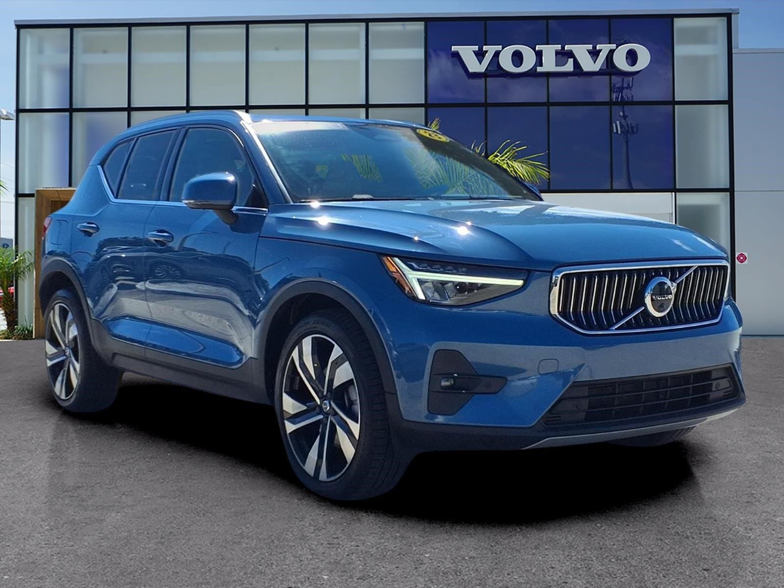 Certified 2023 Volvo XC40 B5 Ultimate w/ Protection Package Premier AWD/4WD image 1