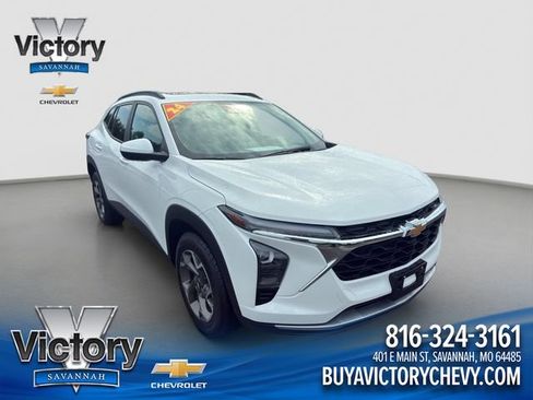 Used 2024 Chevrolet Trax LT w/ Sunroof Package FWD image 1