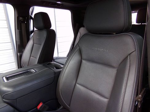 Used 2022 GMC Yukon Denali w/ Denali Premium Package AWD/4WD image 20