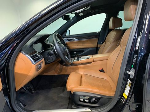 Used 2021 BMW 750i xDrive w/ Executive Package AWD/4WD image 2