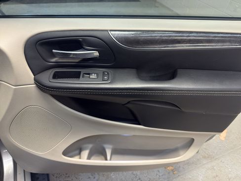 Used 2015 Chrysler Town & Country Touring-L w/ Driver Convenience Group image 19