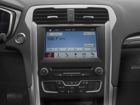 Used 2017 Ford Fusion SE w/ Fusion SE Technology Package FWD image 10