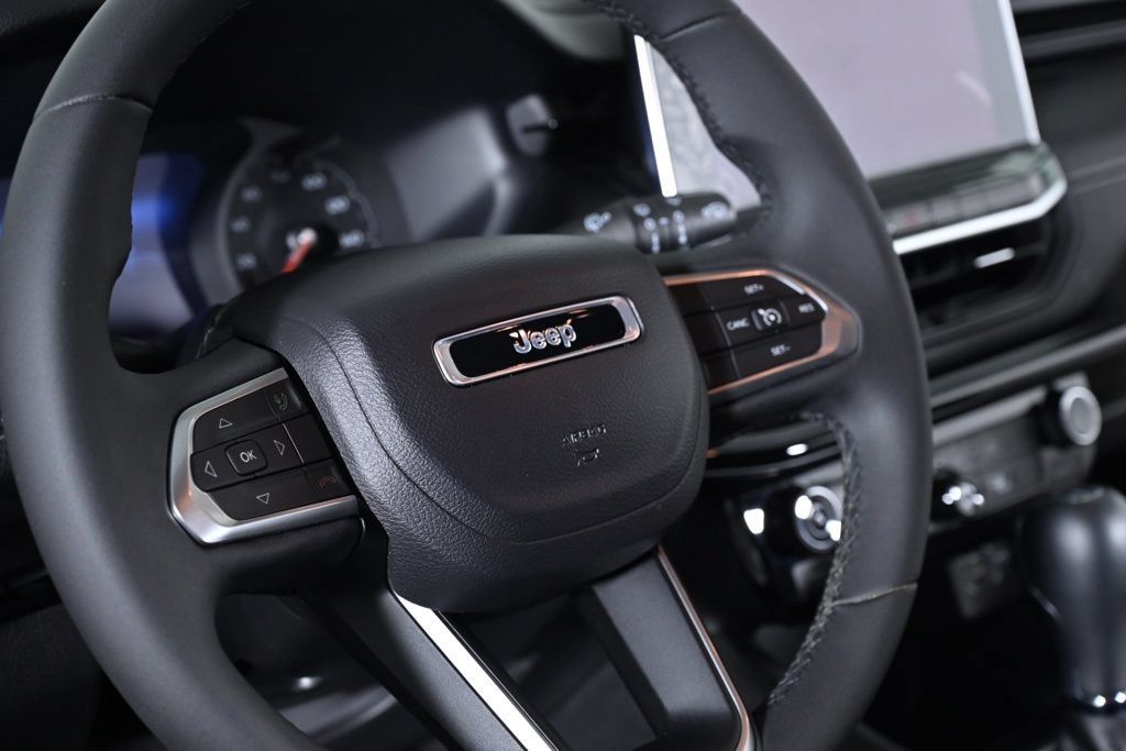 Used 2022 Jeep Compass Latitude FWD image 12