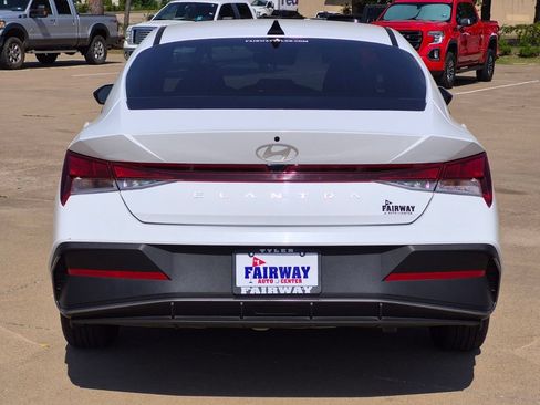Used 2025 Hyundai Elantra SE FWD image 4