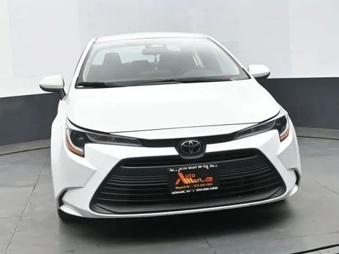 Used 2025 Toyota Corolla LE image 3