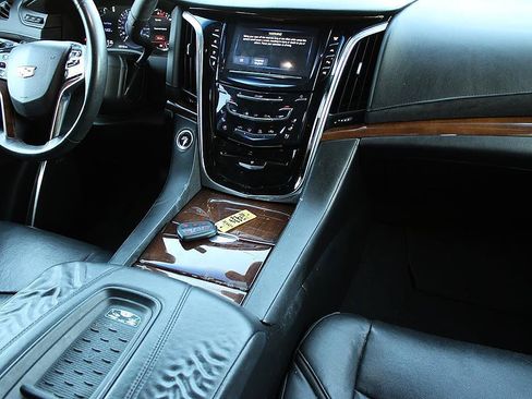 Used 2017 Cadillac Escalade ESV Premium Luxury RWD image 20