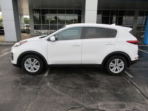 Used 2017 Kia Sportage LX FWD image 2