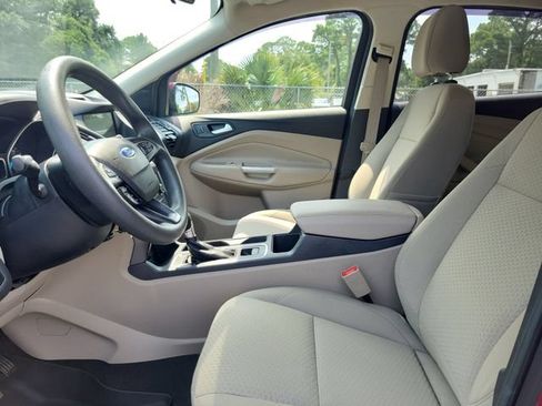 Used 2017 Ford Escape SE w/ Equipment Group 201A FWD image 18