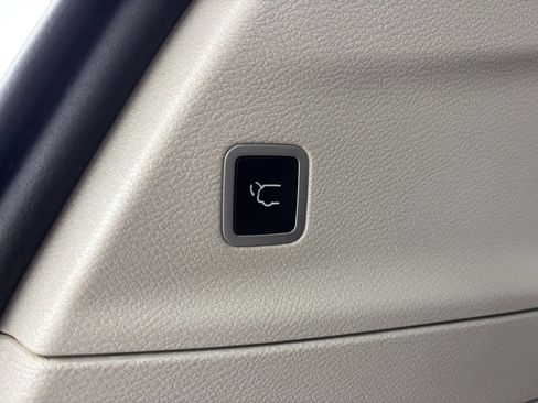 Used 2018 Chrysler Pacifica Touring-L image 23