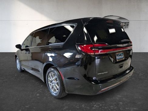 Used 2025 Chrysler Pacifica Select FWD image 8