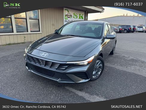 Used 2025 Hyundai Elantra Hybrid FWD image 2