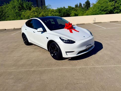 Used 2021 Tesla Model Y 2WD image 2