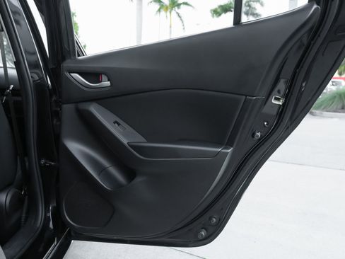 Used 2014 MAZDA MAZDA3 i Sport image 32