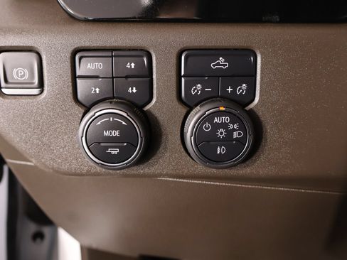 Used 2024 Chevrolet Silverado 1500 LT Trail Boss w/ Convenience Package II AWD/4WD image 9