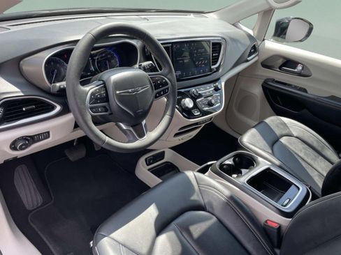 Used 2024 Chrysler Pacifica Touring-L FWD image 13