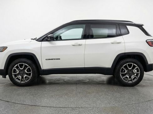 Used 2025 Jeep Compass Trailhawk image 5