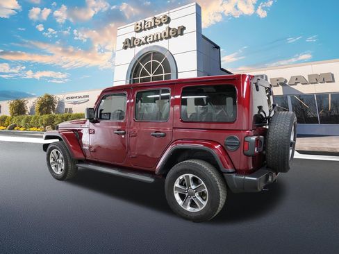 Used 2022 Jeep Wrangler Unlimited Sahara w/ Cold Weather Group AWD/4WD image 9