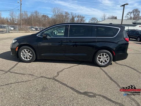 Used 2024 Chrysler Pacifica Touring-L image 2