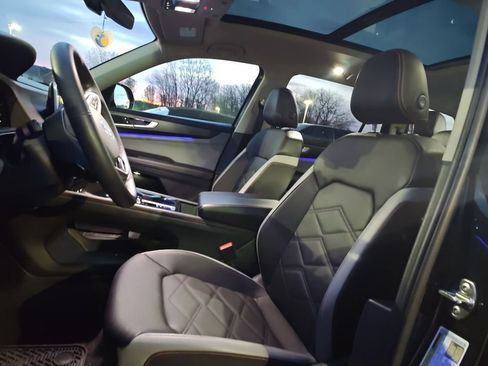 Used 2024 Volkswagen Atlas Peak Edition SE image 7