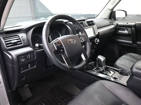 Used 2018 Toyota 4Runner TRD Off-Road Premium AWD/4WD image 18