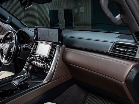 Used 2024 Lexus LX 600 4WD w/ Luxury Package image 18