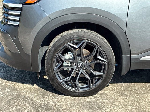 Used 2025 Nissan Kicks SR FWD image 11