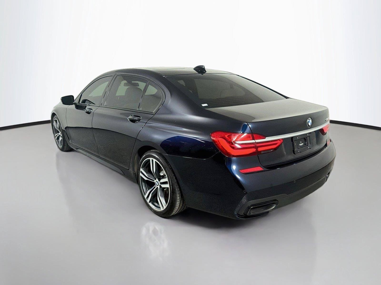 Used 2019 BMW 750i w/ M Sport Package RWD image 7