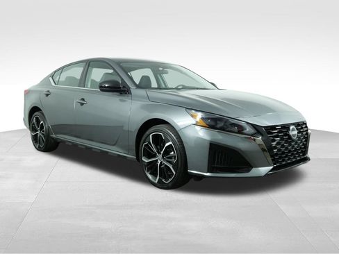Used 2025 Nissan Altima 2.5 SR AWD/4WD image 2