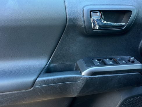 Used 2022 Toyota Tacoma TRD Off-Road image 10