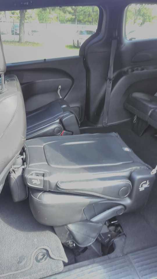 Used 2025 Chrysler Pacifica Select FWD image 4