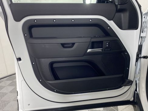 Used 2025 Land Rover Defender 110 S image 17