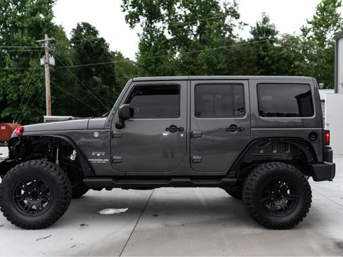 Used 2017 Jeep Wrangler Unlimited Sahara w/ Connectivity Group AWD/4WD image 2