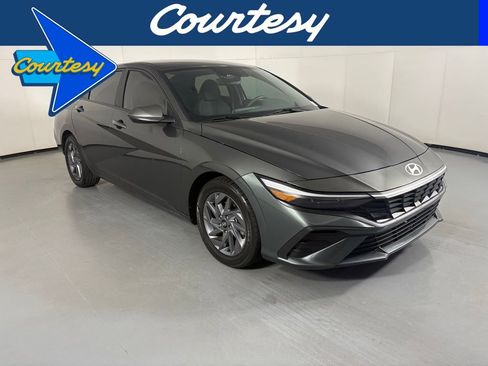 Used 2024 Hyundai Elantra SEL image 1