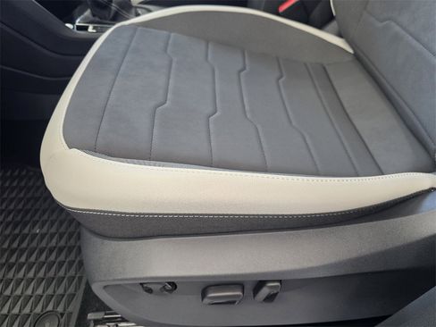 New 2025 Volkswagen Taos SE image 16