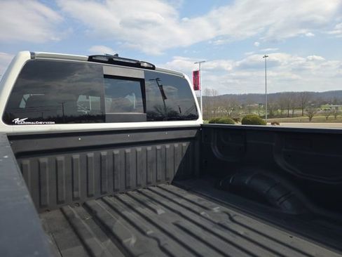 Used 2022 Nissan Titan SV image 6