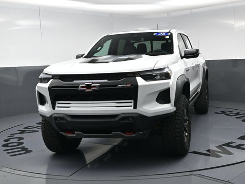 Used 2026 Chevrolet Colorado ZR2 w/ Technology Package AWD/4WD image 11